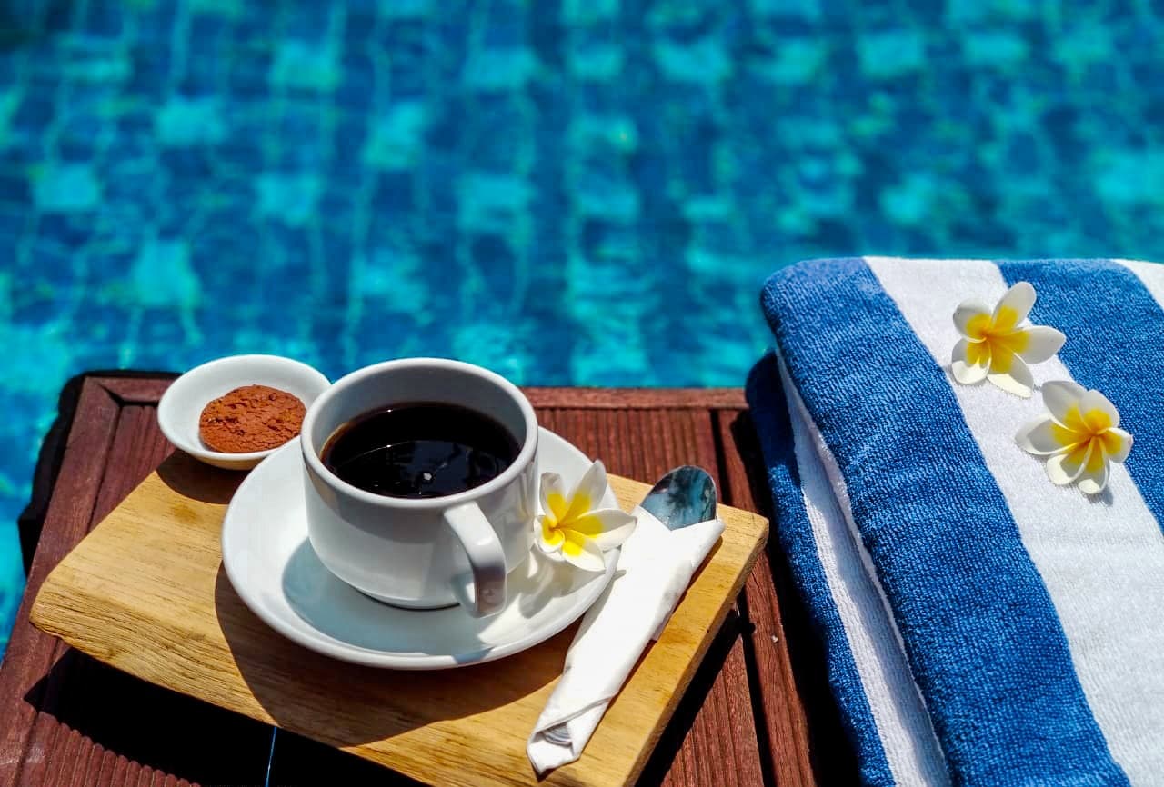 Kopi pagi disajikan di tepi kolam renang