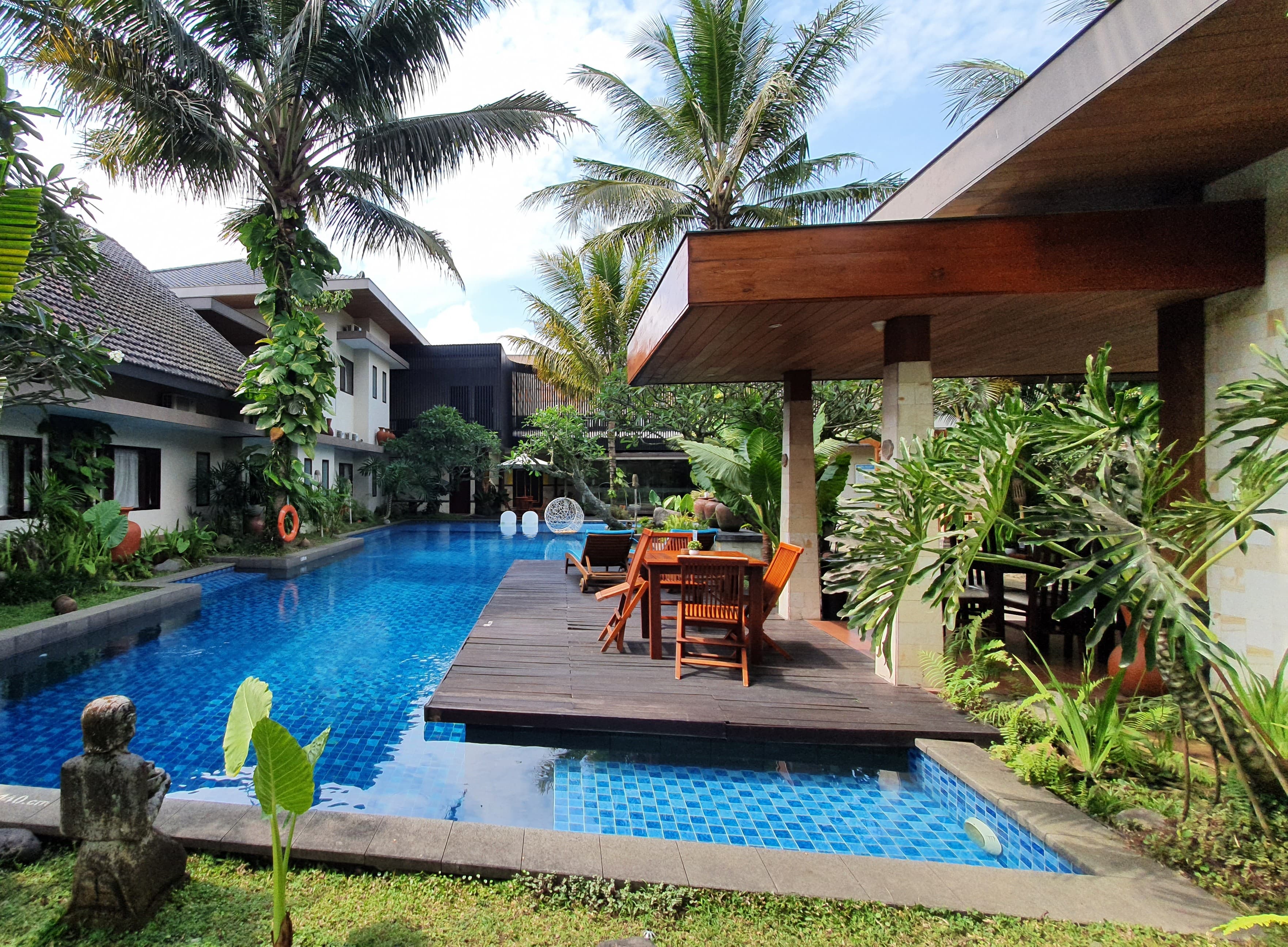 Aliyana Hotel & Resort dengan kolam dan pemandangan gunung